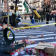 La police et les pompiers de New York enquêtent sur le site d'une collision de voiture à Manhattan le 5 mars 2021.